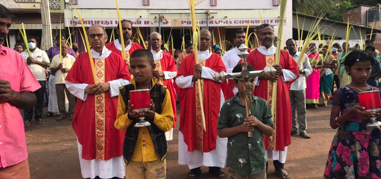 clergy sunday poondi madha basilica